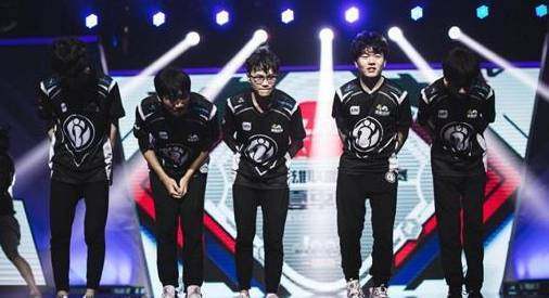 为老东家操碎心！东契奇对话阿方索：来皇马才把球衣给你.